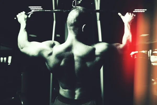 Bodybuilder Exercising Back In Gym — Stock Photo, Image