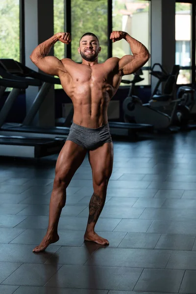 근육 질 남자는 후방 이중 bicep 포즈 타격 이다 — 스톡 사진