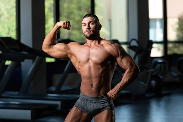 Bodybuilder utför Biceps utgör — Stockfoto