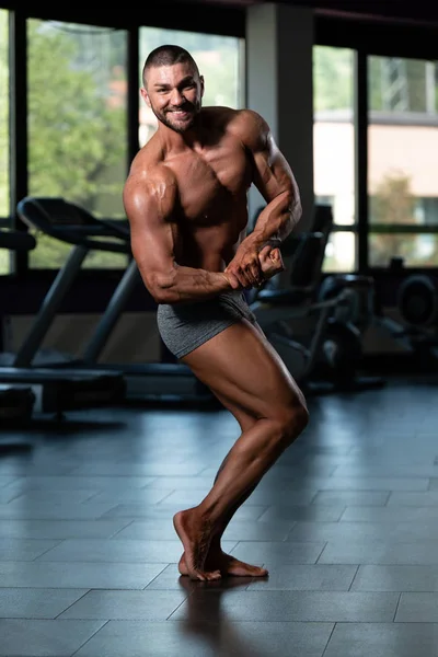 Bodybuilder Performing Side Chest Pose — Stock Photo, Image