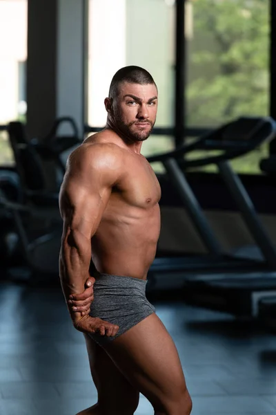 Bodybuilder presterende kant triceps vormen — Stockfoto