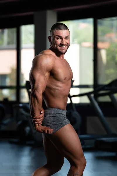 Bodybuilder presterende kant triceps vormen — Stockfoto