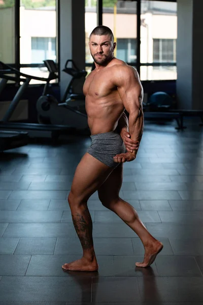 Bodybuilder presterende kant triceps vormen — Stockfoto