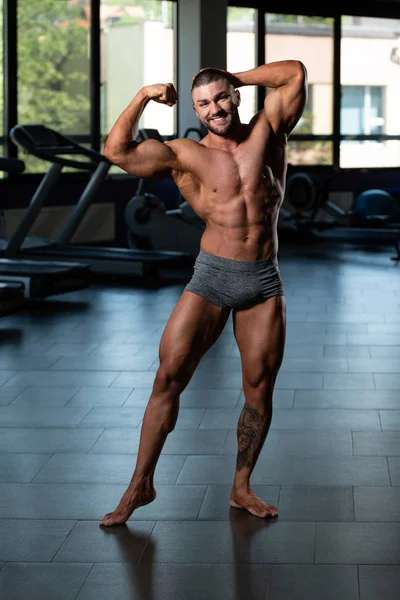 Culturiste exécutant Biceps Pose — Photo