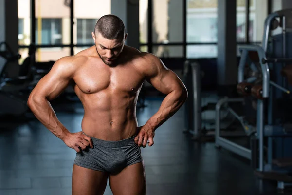 Portrait d'un jeune homme musclé physiquement apte — Photo