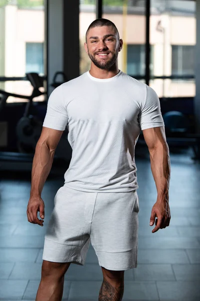 Мускулистый мужчина в белой футболке — стоковое фото