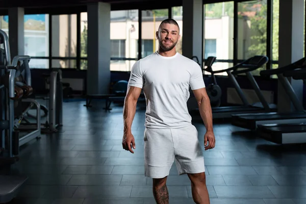 Frisk man poserar i vit T-shirt — Stockfoto