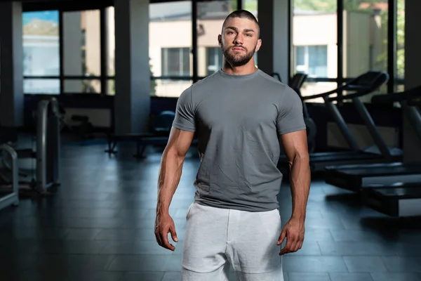 Gesunder Mann posiert im grauen T-Shirt — Stockfoto