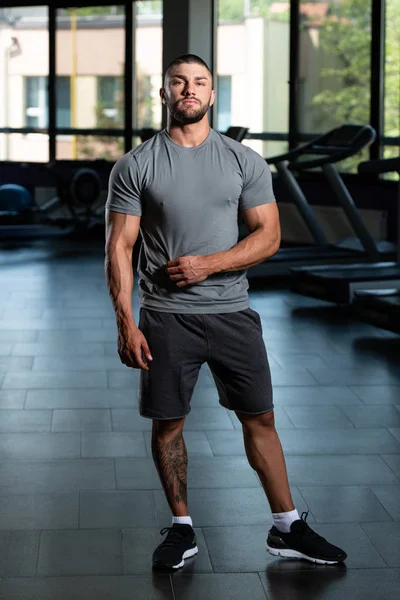 Snygg man poserar i grå T-shirt — Stockfoto