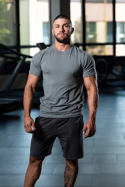 Musclé homme posant en gris T-shirt — Photo