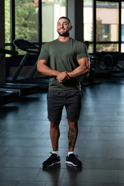 Bello uomo in posa in verde t-shirt — Foto Stock