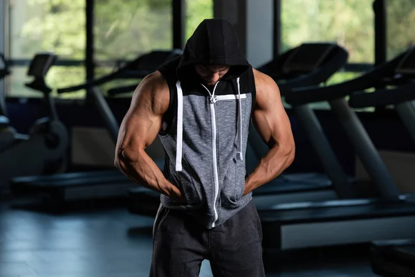 Muskulös man poserar i sweatshirt — Stockfoto