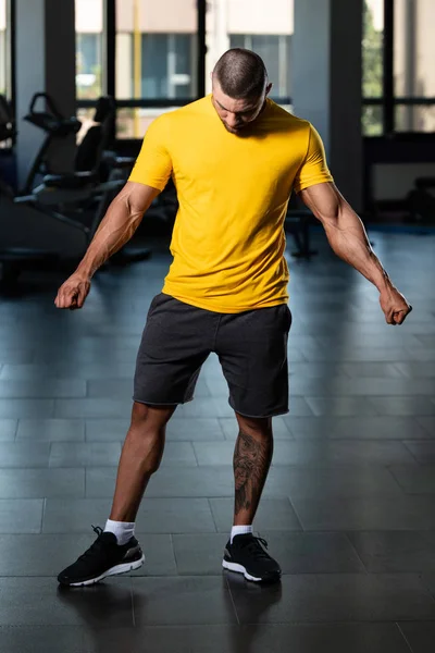 Gezonde man poseren in geel T-shirt — Stockfoto