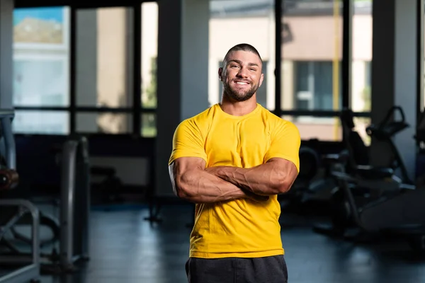 Homme en bonne santé posant en T-shirt jaune — Photo