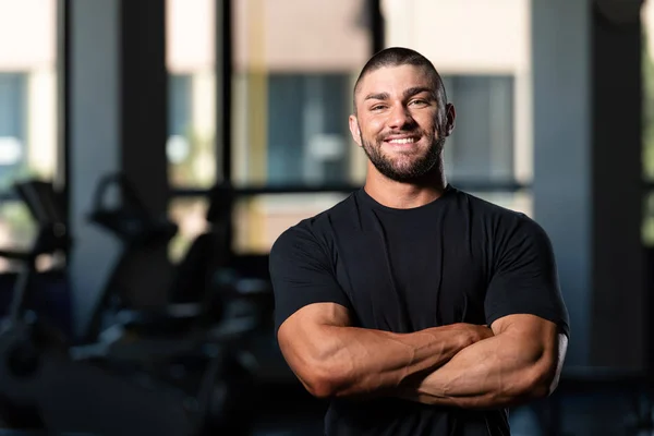 Bello uomo in posa in t-shirt nera — Foto Stock