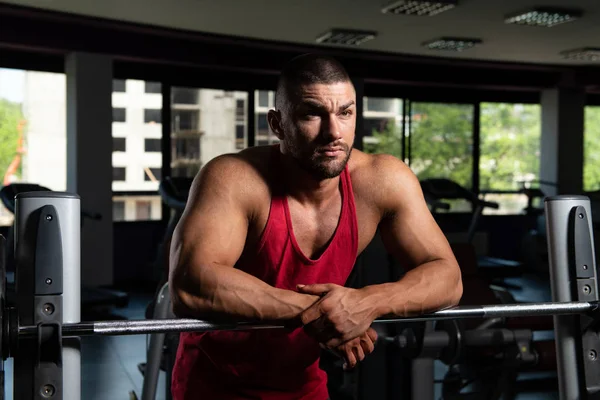 Hombre muscular después del ejercicio Descansando en el gimnasio — Foto de Stock