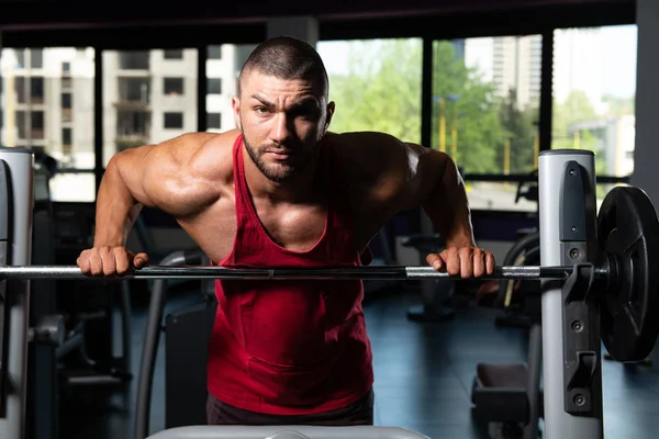 Jeune homme attrayant reposant dans la salle de gym après l'exercice — Photo