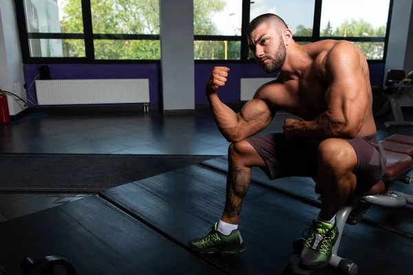 Bodybuilder presterende Biceps Pose — Stockfoto