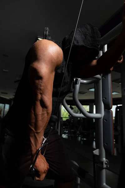 Bodybuilder doen zware gewicht oefening voor triceps — Stockfoto