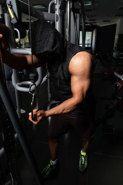 Człowieka, ćwiczenia na Triceps na siłowni — Zdjęcie stockowe