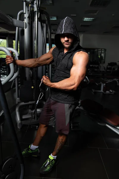 Culturista haciendo ejercicio de peso pesado para bíceps — Foto de Stock