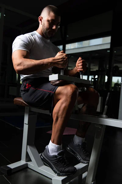 Uomo muscolare che lavora fuori polpacci — Foto Stock