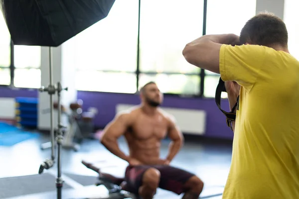 Fotograaf neemt foto's van een bodybuilder — Stockfoto