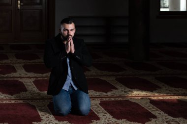 İşadamı dua cami de