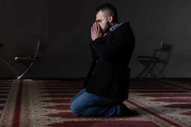 İşadamı dua cami de