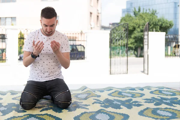 Moslim man biddend in moskee — Stockfoto