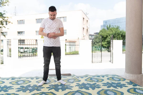 Müslüman adam camide namaz kılıyor. — Stok fotoğraf