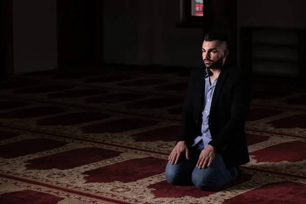 Portrait Of Young Muslim Man — Stock Photo, Image