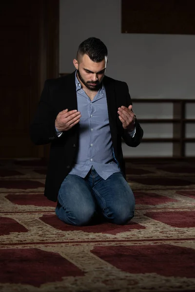 Porträtt av ung muslimsk man — Stockfoto