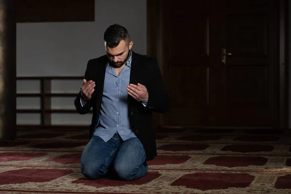 Humilde hombre de negocios Oración musulmana en mezquita —  Fotos de Stock