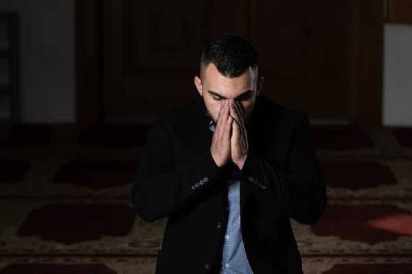 Giovane uomo d'affari musulmano Pregare — Foto Stock