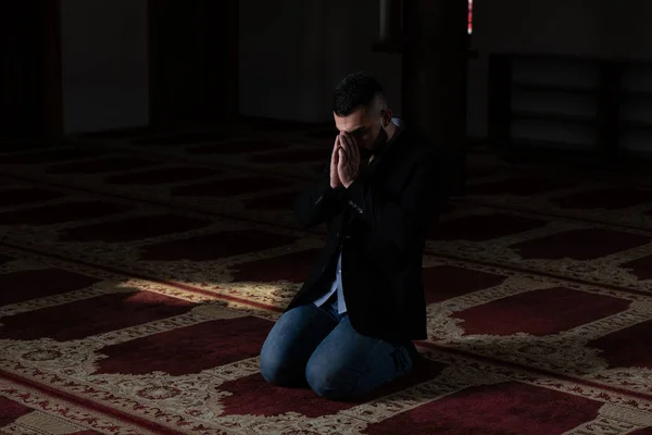 Camide dua işadamı Müslüman — Stok fotoğraf