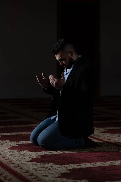 Bescheidener Geschäftsmann muslimisches Gebet in Moschee — Stockfoto