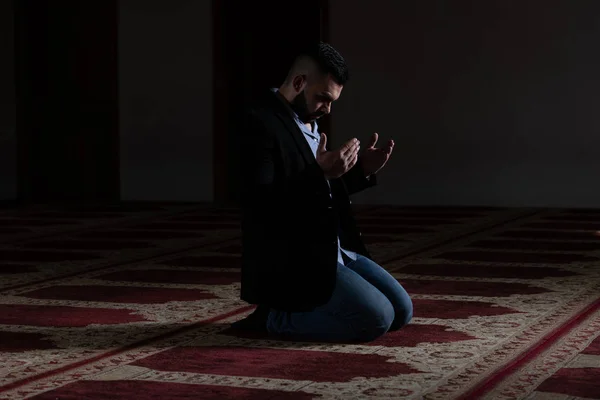 Jonge Business Man moslim bidden — Stockfoto