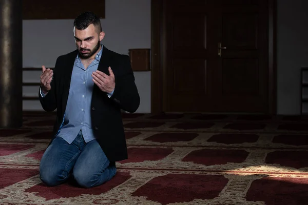 Empresario musulmán rezando en mezquita — Foto de Stock