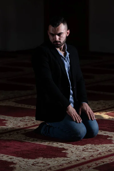 Portret van de jonge moslim man — Stockfoto