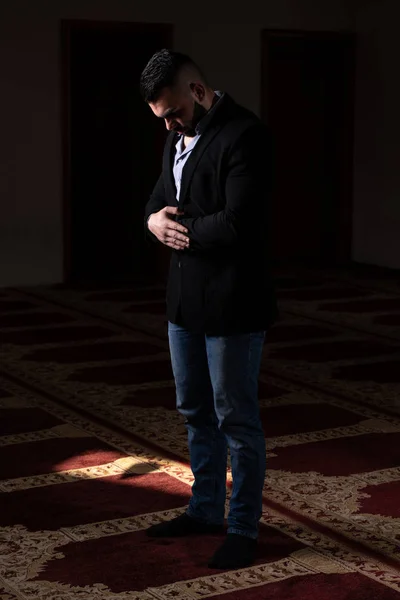Retrato de jovem muçulmano homem — Fotografia de Stock