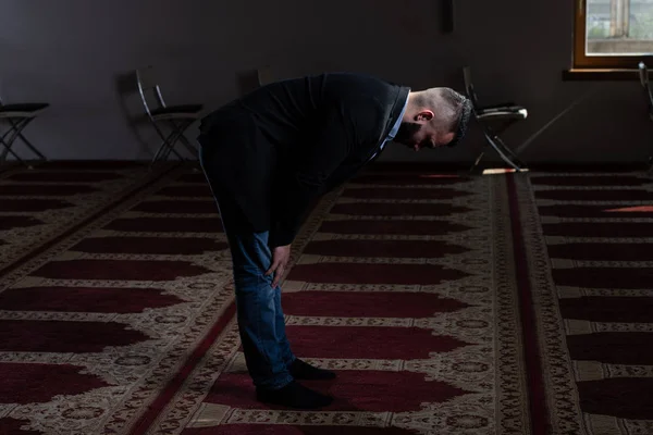 Homme d'affaires musulman priant dans la mosquée — Photo