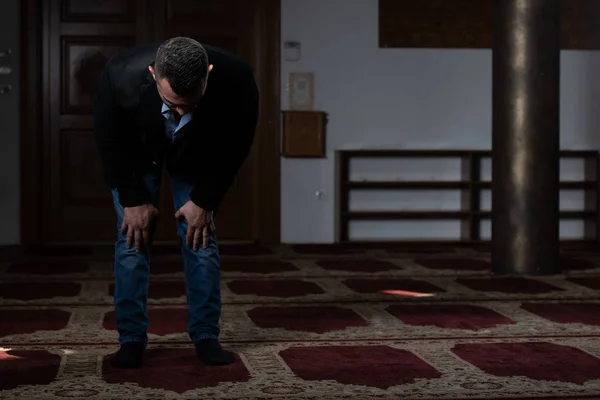 Pokorny biznesmen muzułmańskiej modlitwy w meczecie — Zdjęcie stockowe