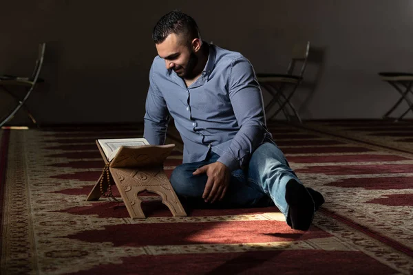 Muslimischer Mann liest den Koran — Stockfoto