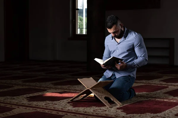 Müslüman erkek okuma kutsal İslam kitap Kur'an — Stok fotoğraf