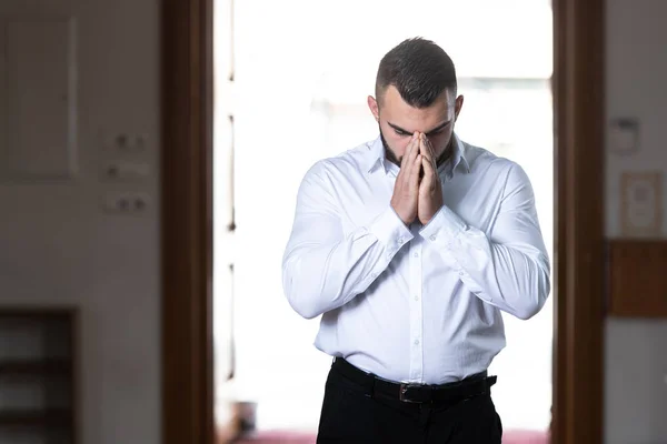 Geschäftsmann betet in Moschee — Stockfoto