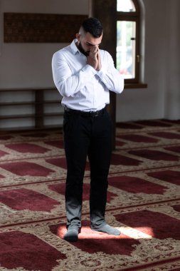 İşadamı dua cami de