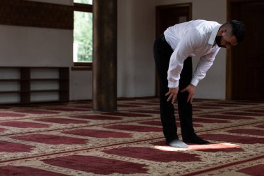 İşadamı dua cami de