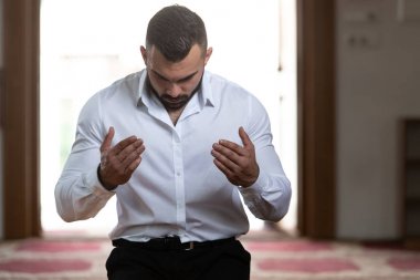 Genç iş adamı Müslüman dua