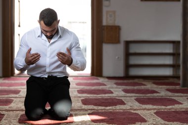 İşadamı dua cami de